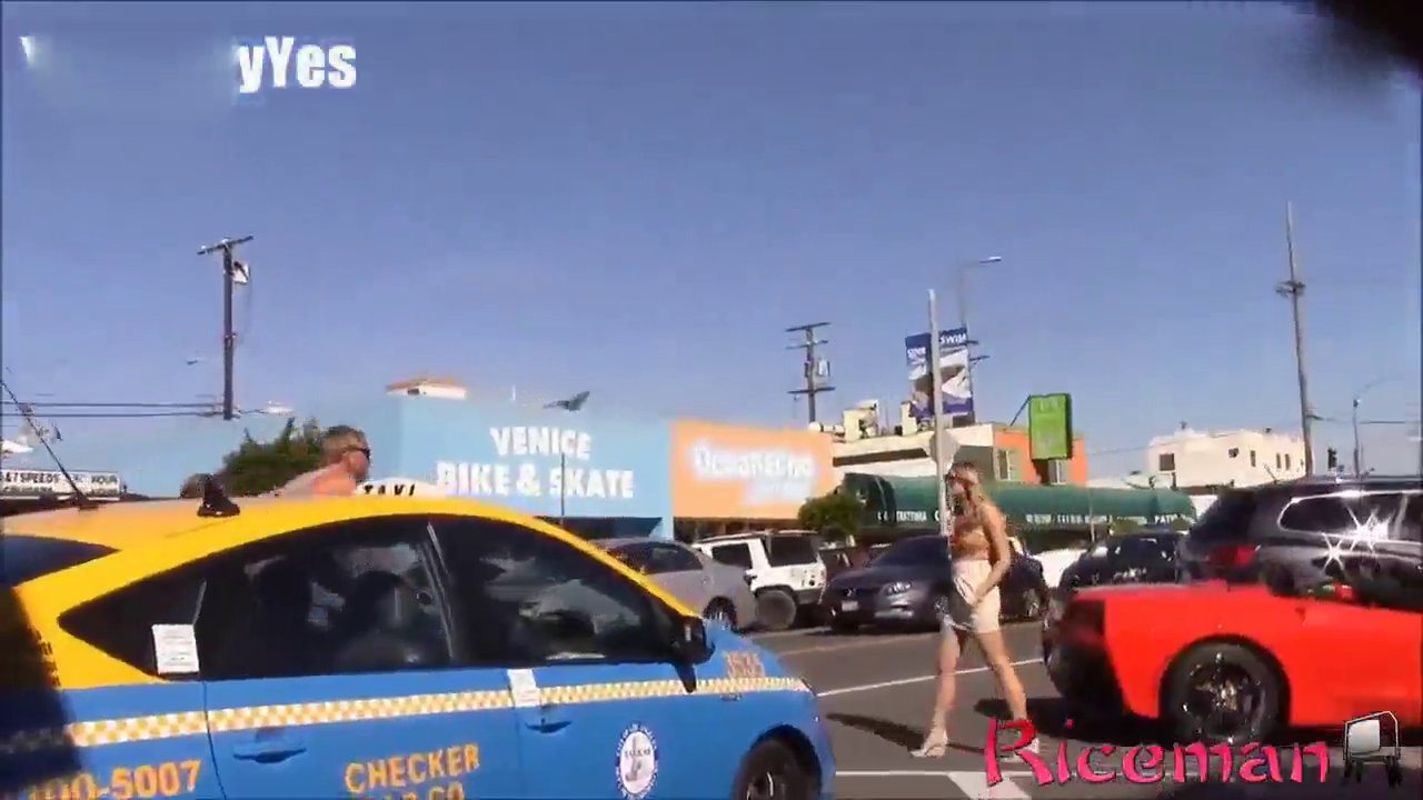 美女开跑车搭讪成功率百分百，换成破车后就尴尬了