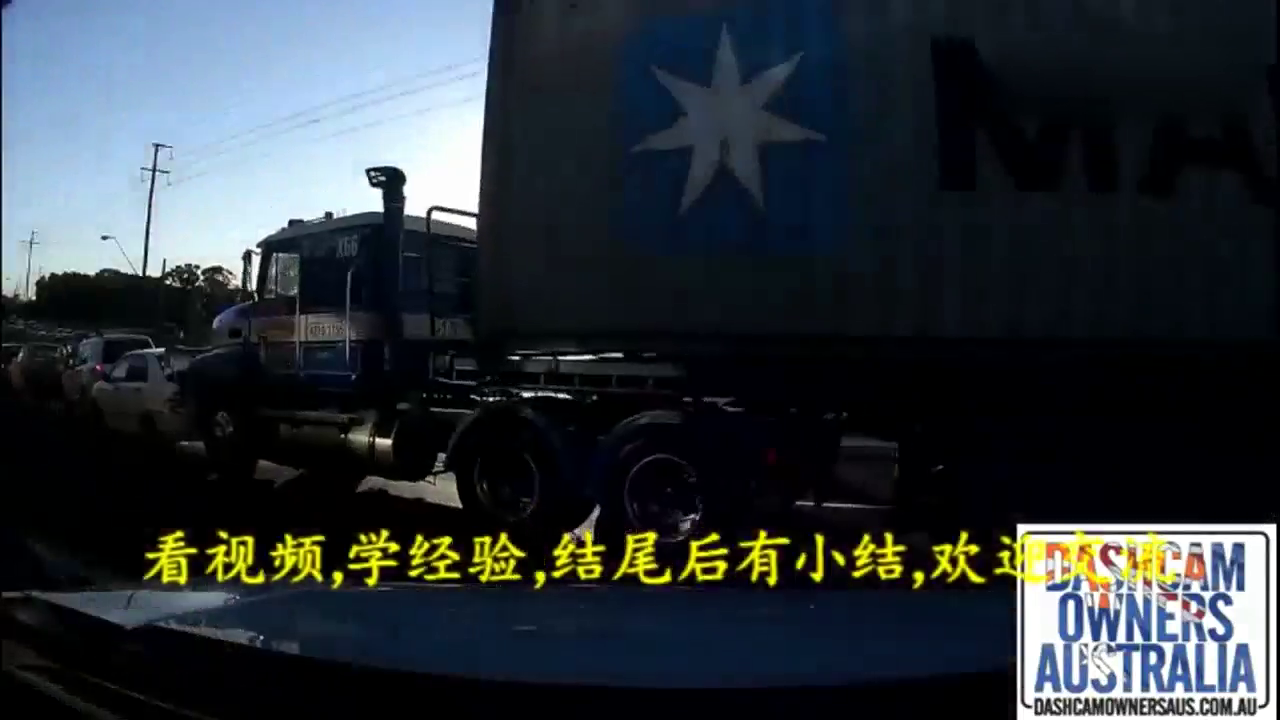 美式大卡车刹车不住，致3车连续追尾