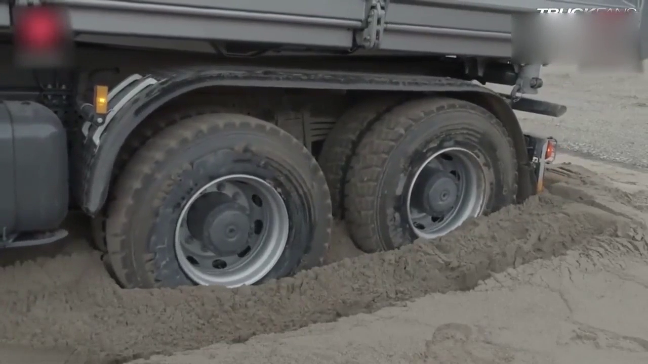 轮胎打滑的时候，才知道奔驰卡车性能强在什么地方！