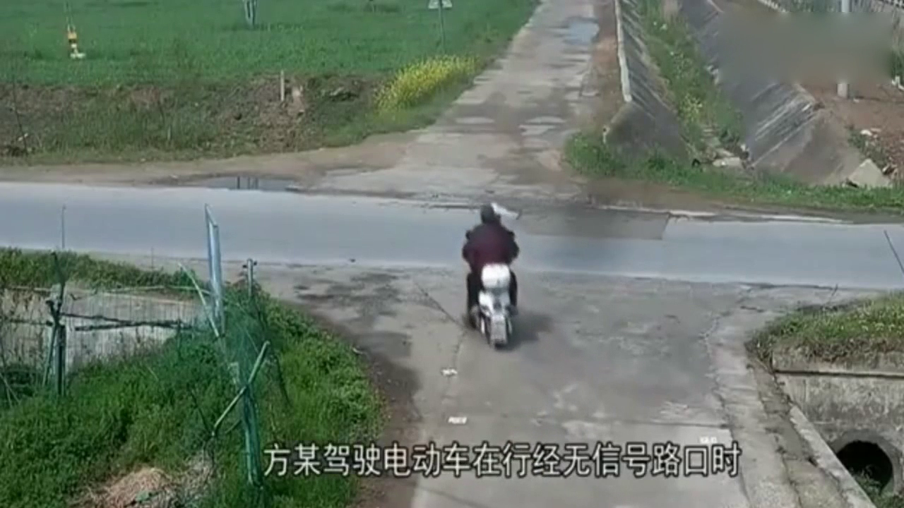 轿车司机仗着自己买了保险，看到电动车仍然加速前进，太没人性了