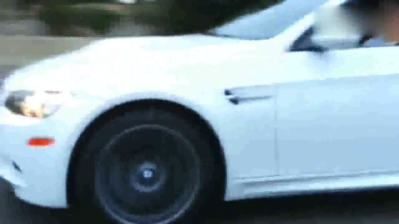 50万的斯巴鲁STI挑衅90万的宝马M3，一脚油门后才知道啥叫性能车