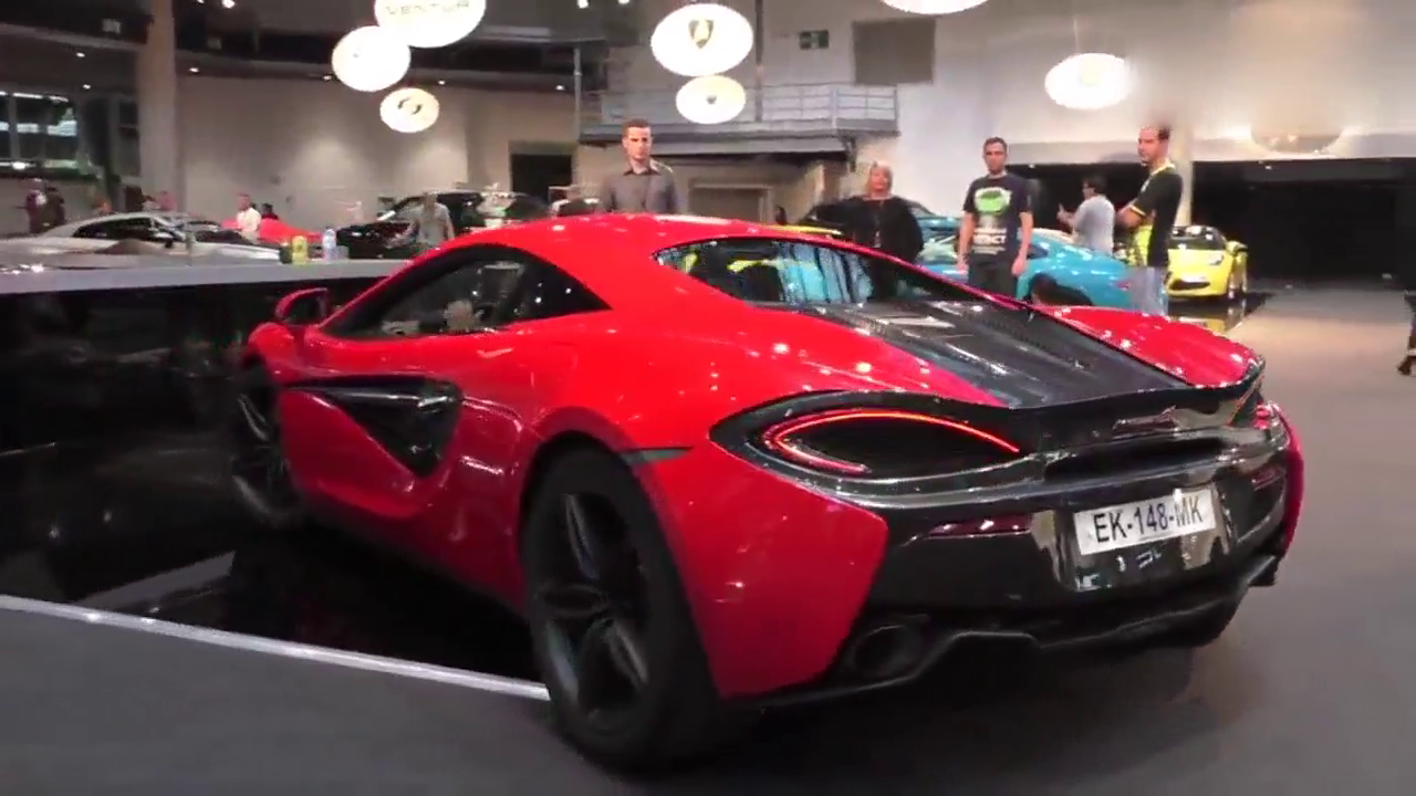 330万迈凯伦跑车，展厅直接上街巡视，看围观人数就知道多厉害