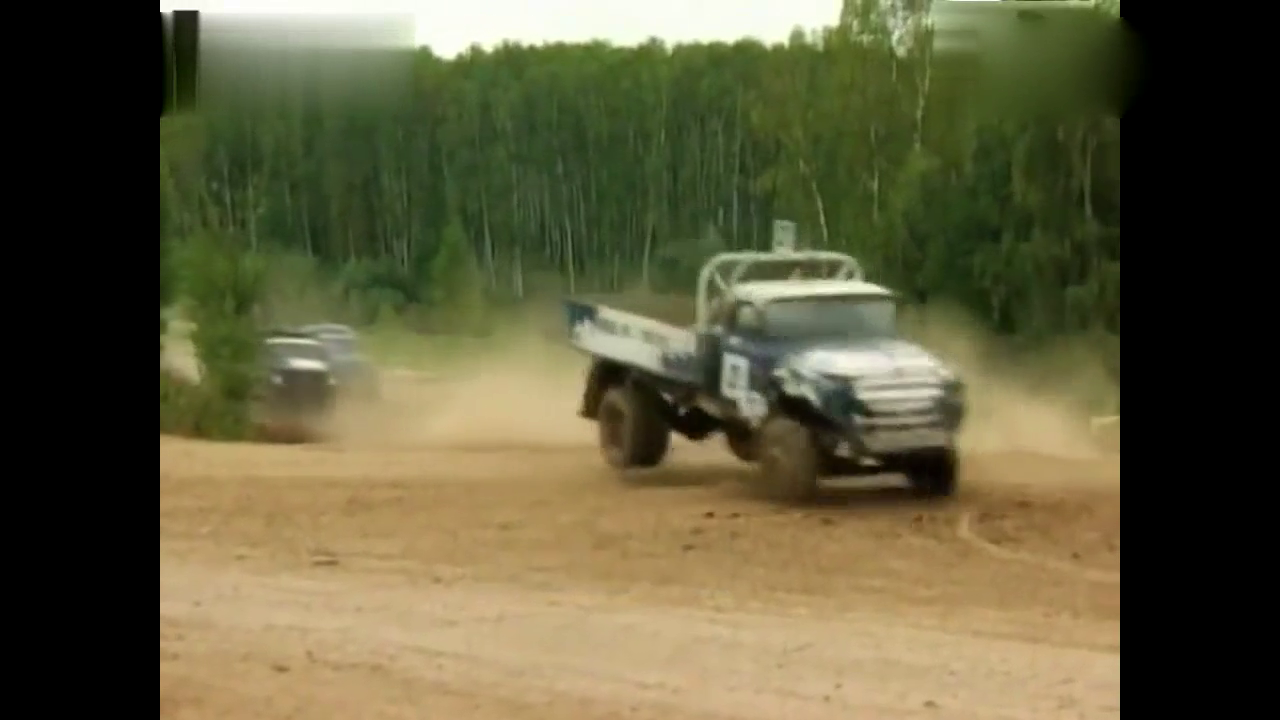 轮子掉了一样跑！这就是战斗民族的飞卡车大赛