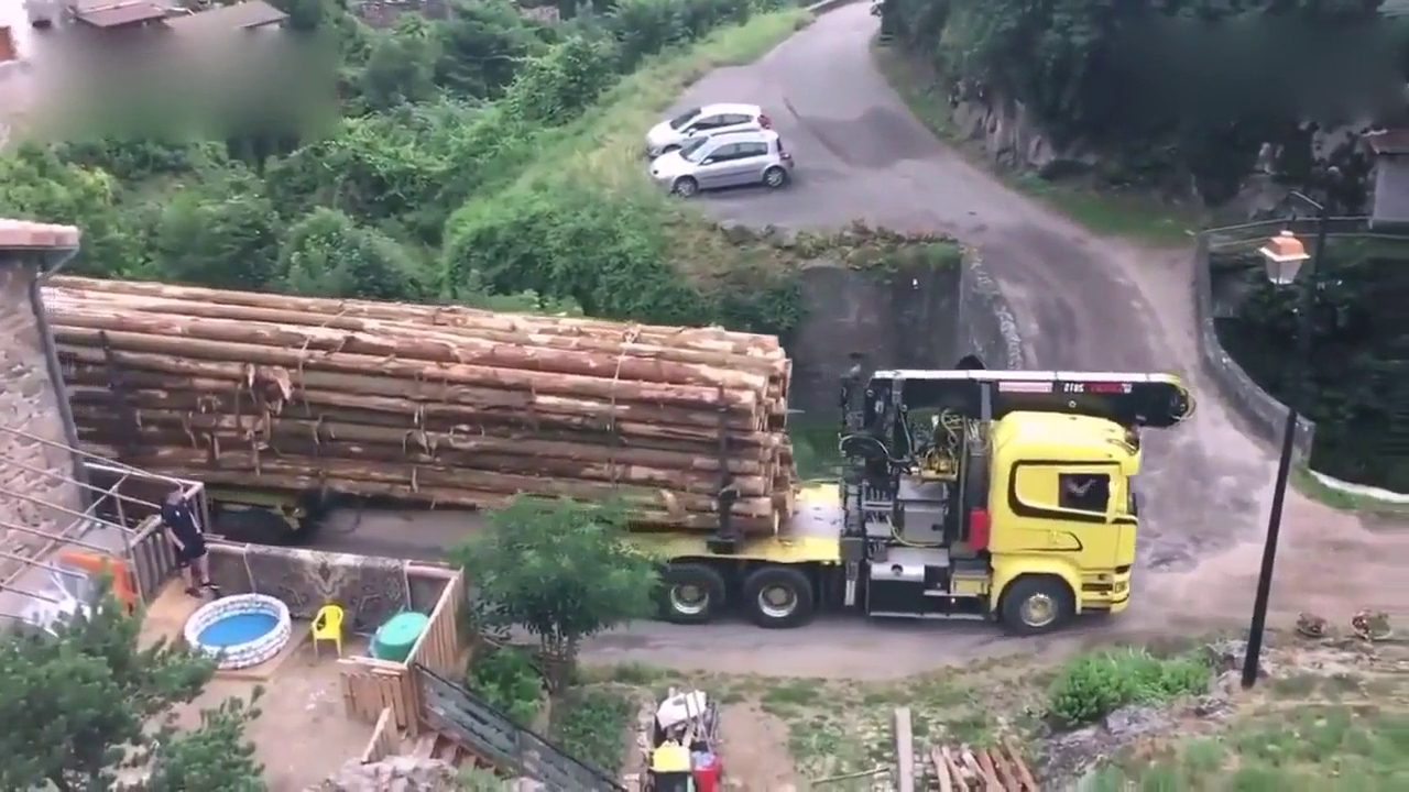 看看这位卡车司机高超的过弯技术，我叹服你的技巧