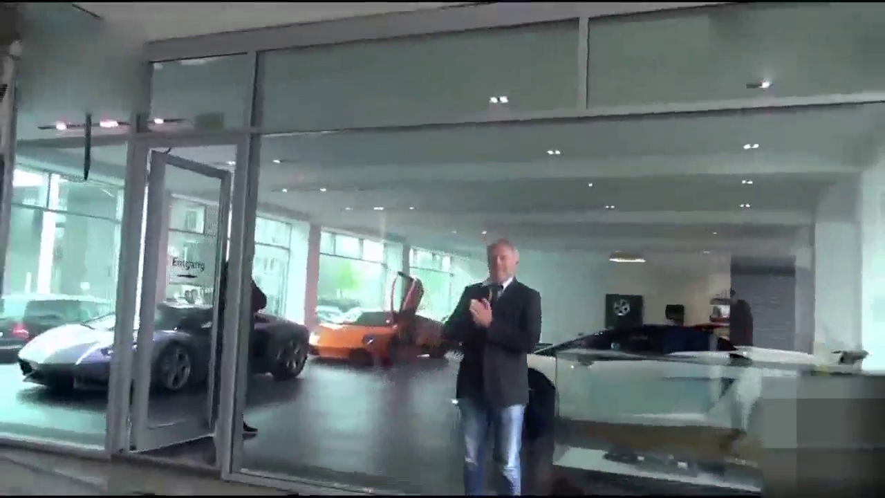 价值9000万的豪华跑车正在交付客户，女店员瞬间懵了