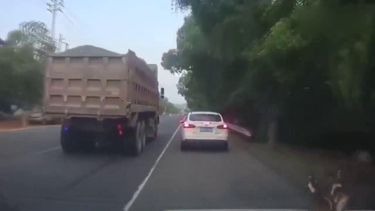 作死！小车盲区超车，瞬间被卡车KO