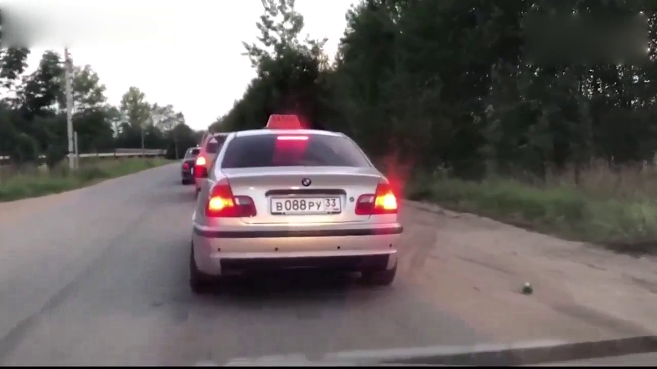 俄罗斯坐出租车乱丢垃圾，三秒后司机的做法才是霸气！