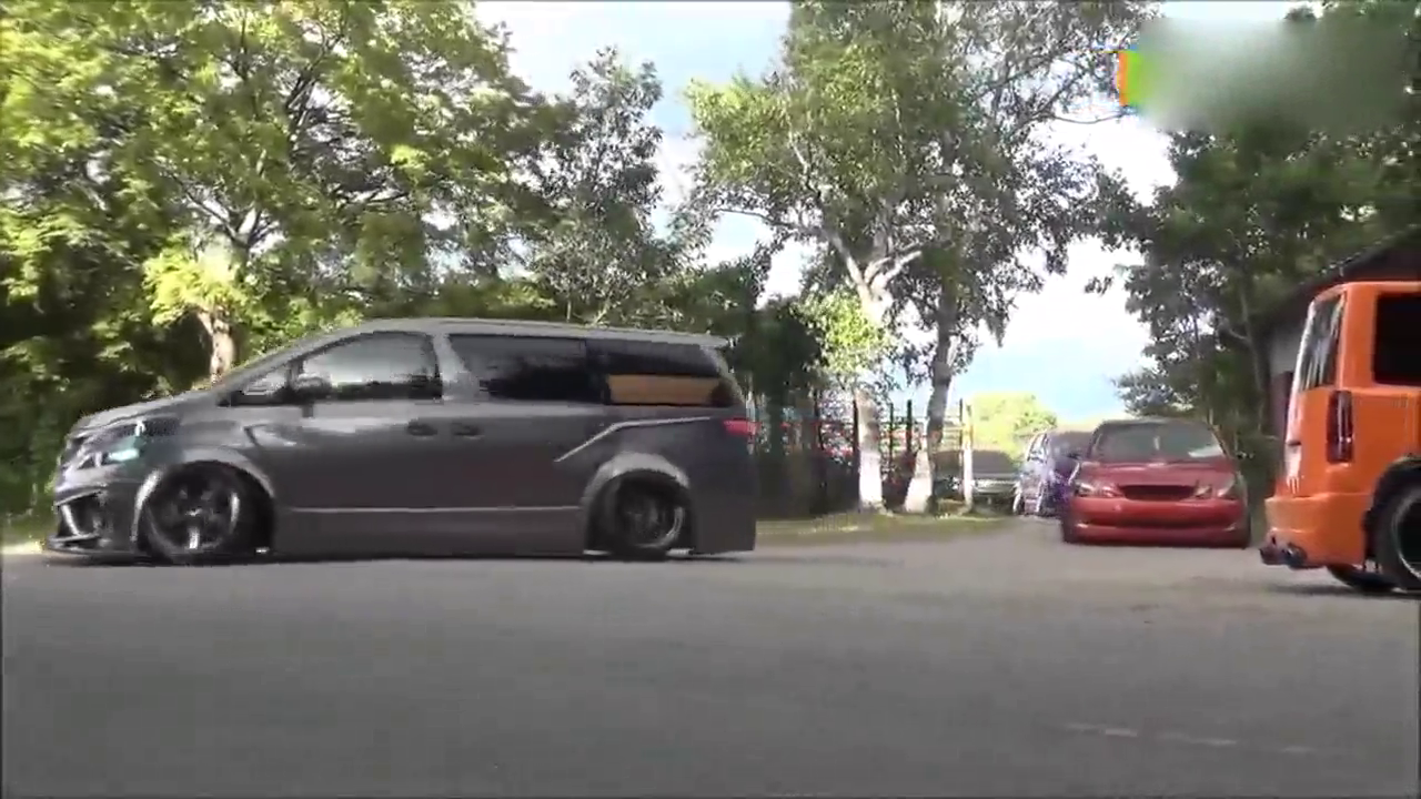 日本超夸张低趴范改装车聚会，难理解