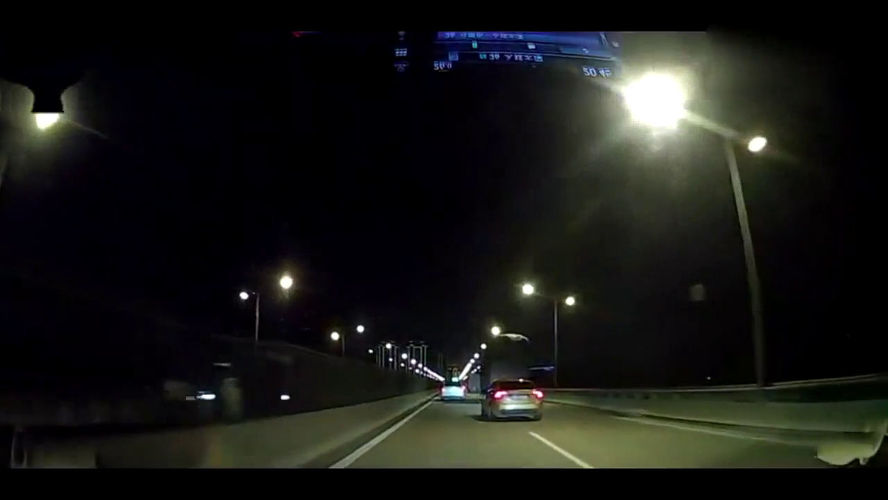 五菱荣光偶遇百万跑车，老司机猛踩油门一路紧随！