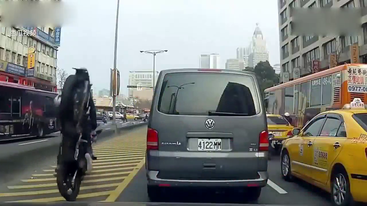 为避让电动车突然急刹，最终腾空而起