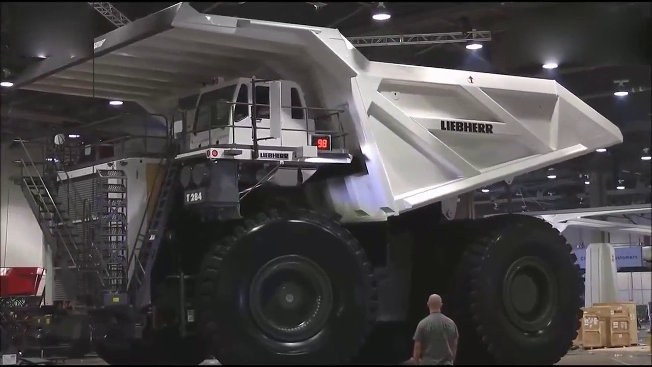 价值2000万的卡车刚刚到货，倒车的瞬间才知道有多霸道