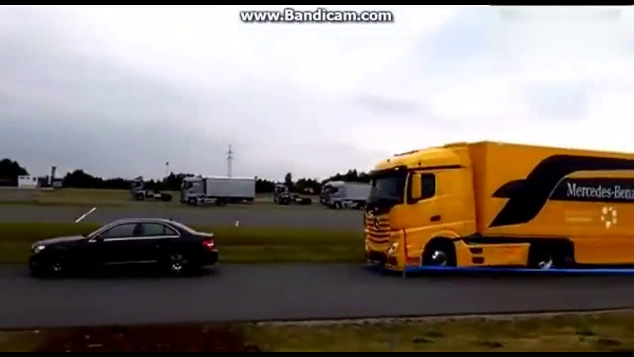 奔驰卡车自动刹车失灵 必须给司机竖大拇指