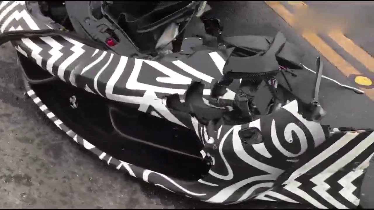 撞车以后，才知道法拉利跑车的质量有多强悍！