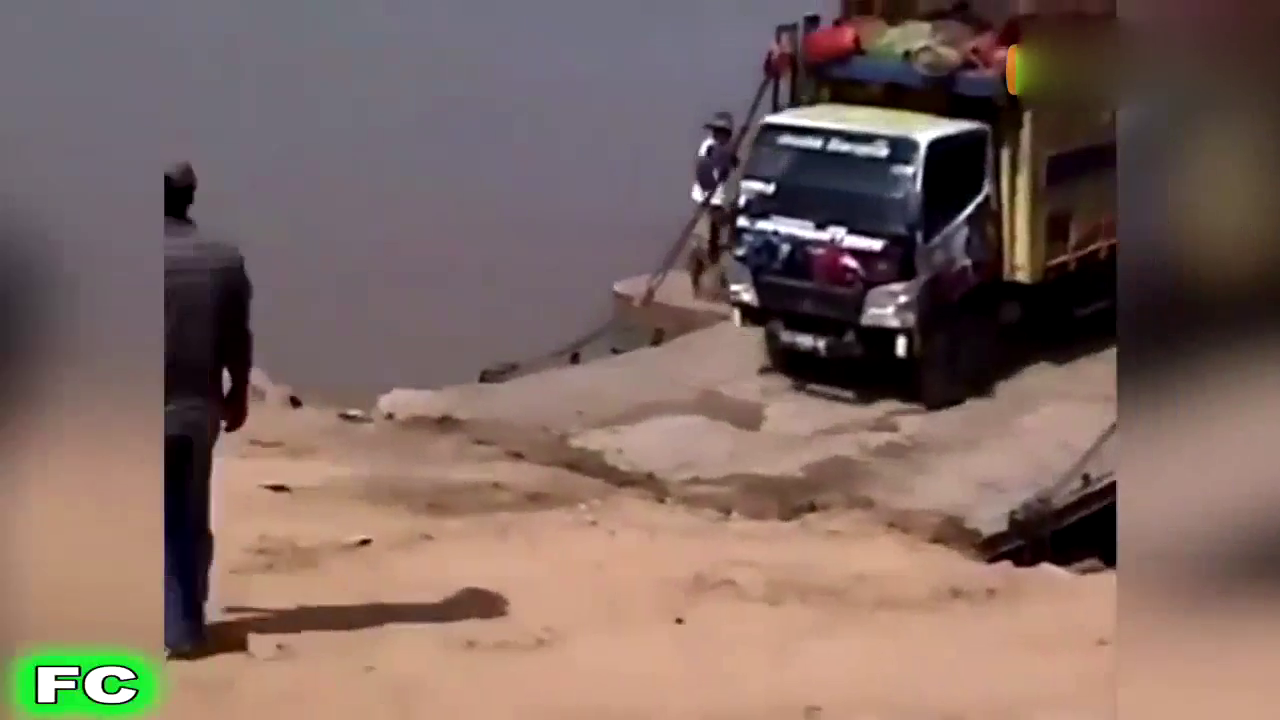 尾重头轻，有趣的卡车失败视频！