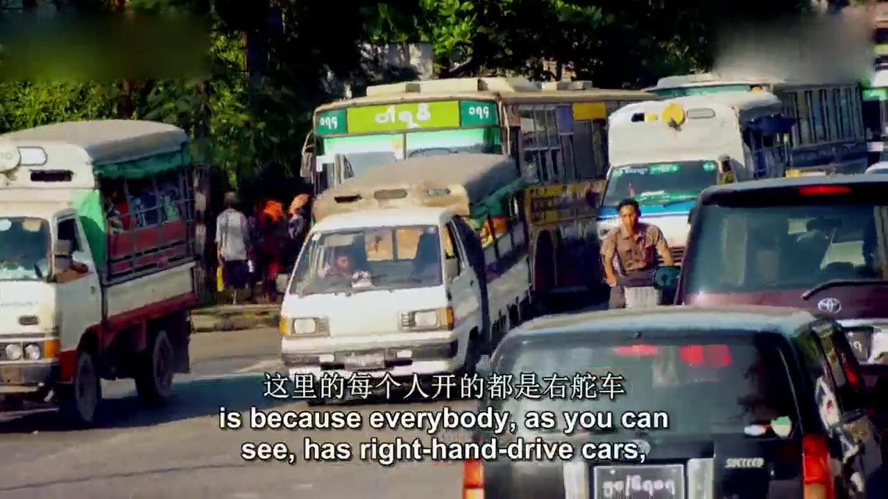 三个老头子开着卡车走在异国的路上，完全不知道怎么走，一脸懵！