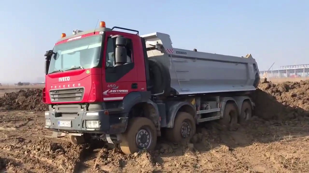 8x8依维科特拉克卡车泥中脱困