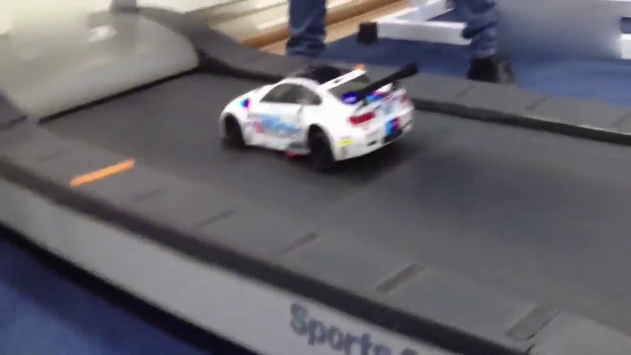 小伙作死把跑车开上了跑步机，不小心打开开关以后酸爽开始了！