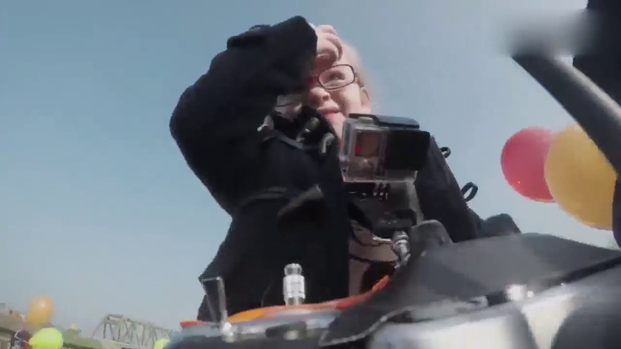 就是硬怼？4岁小朋友遥控着沃尔沃卡车一顿乱开，这质量你觉得呢