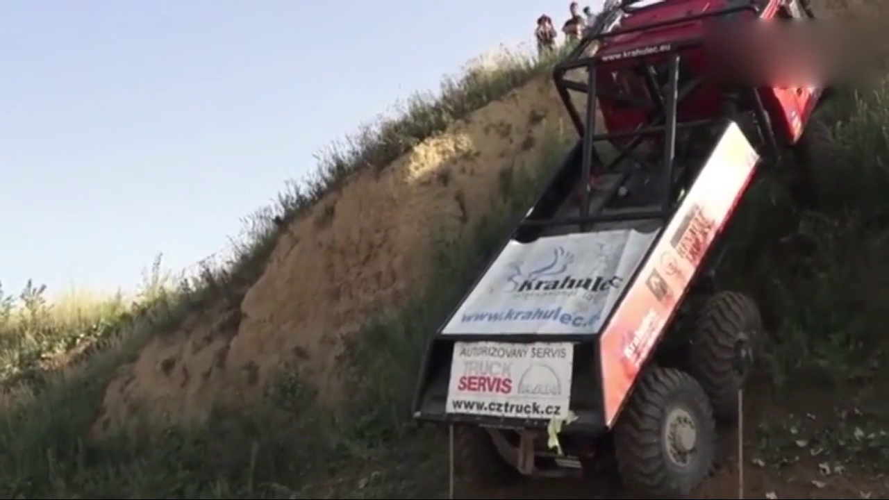 6X6驱动越野大卡车试车了，爬坡接近90度