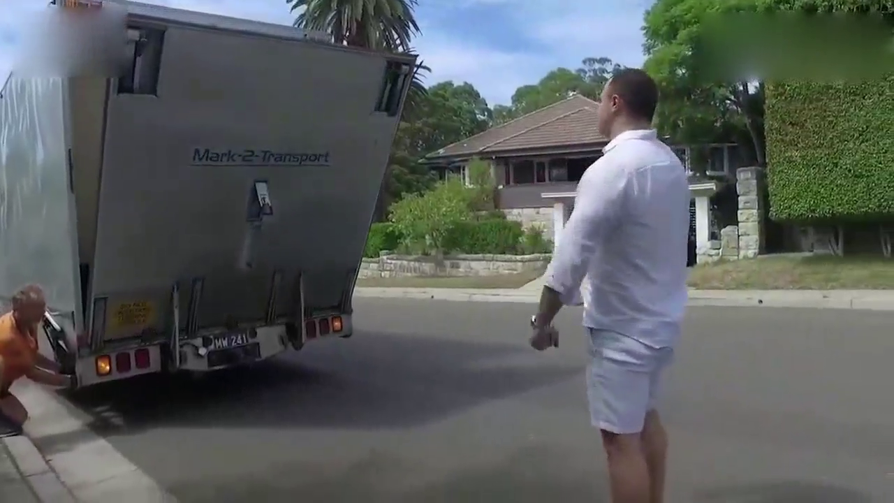 小伙私人订制的跑车刚刚到货，落地之后兰博基尼都自愧不如！