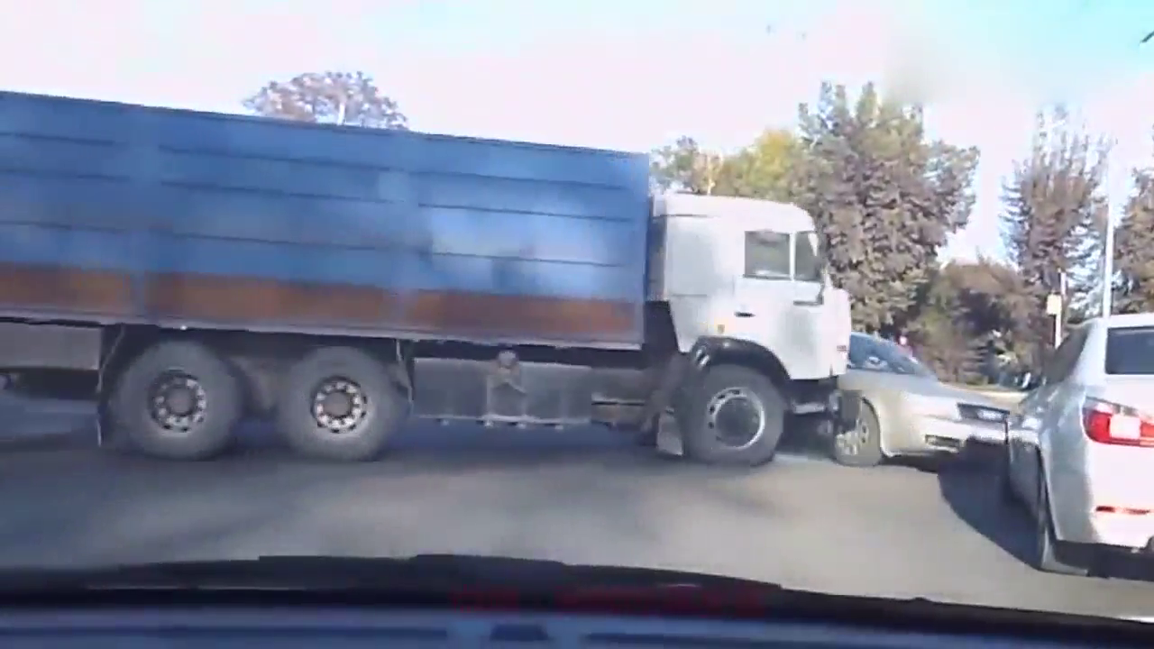 路口奥迪不减速，被大卡车撞残了