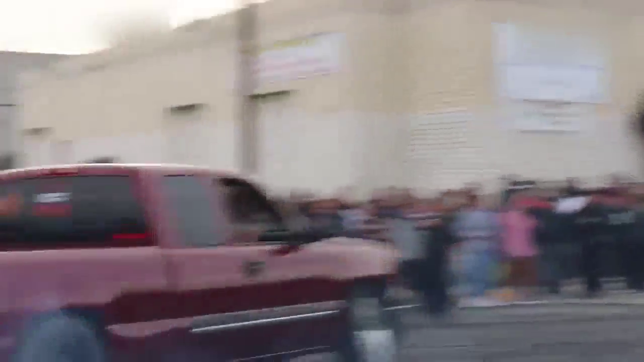 跑车360度“神龙摆尾”浓烟滚滚，吃瓜群众：厉害了我的哥！