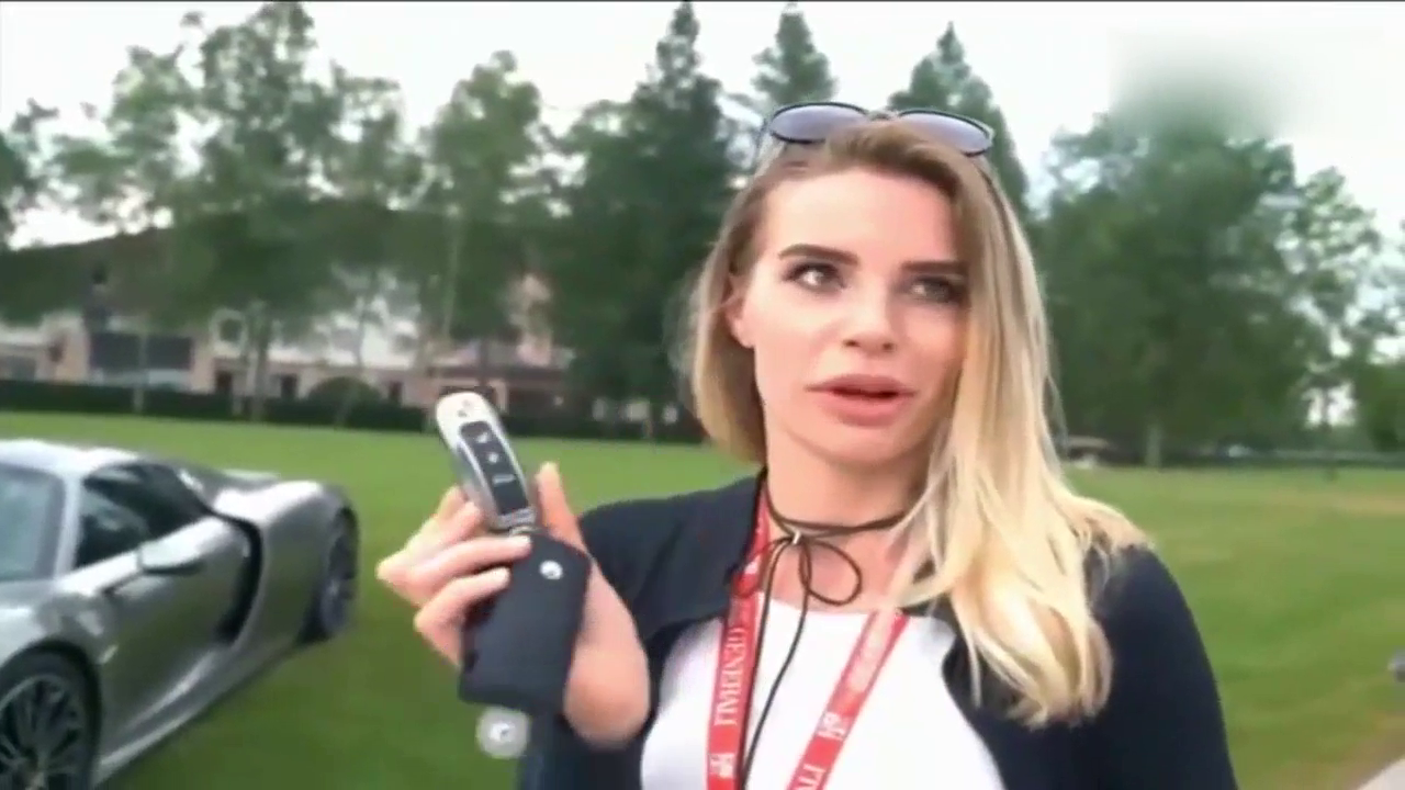 一千五百万的保时捷跑车 车主开门的姿势让我陶醉！