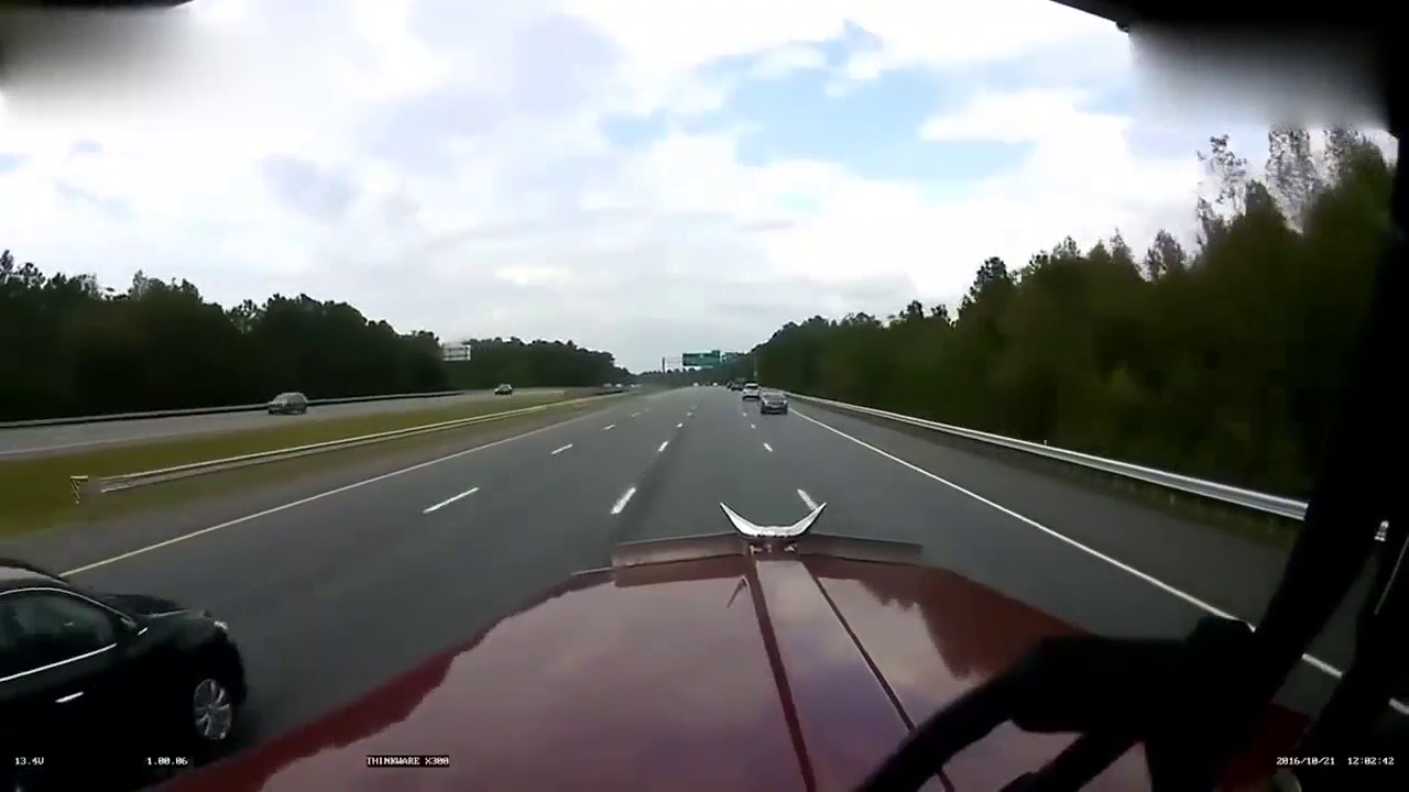 缺德到家了，轿车鲁莽并线害死大卡车！