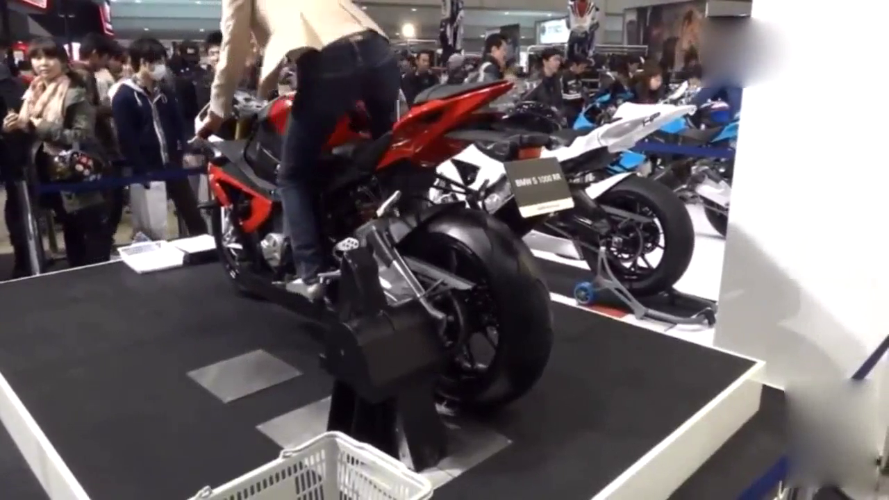 美女车展体验宝马S1000RR大排机车 翘头原来是这样的感觉