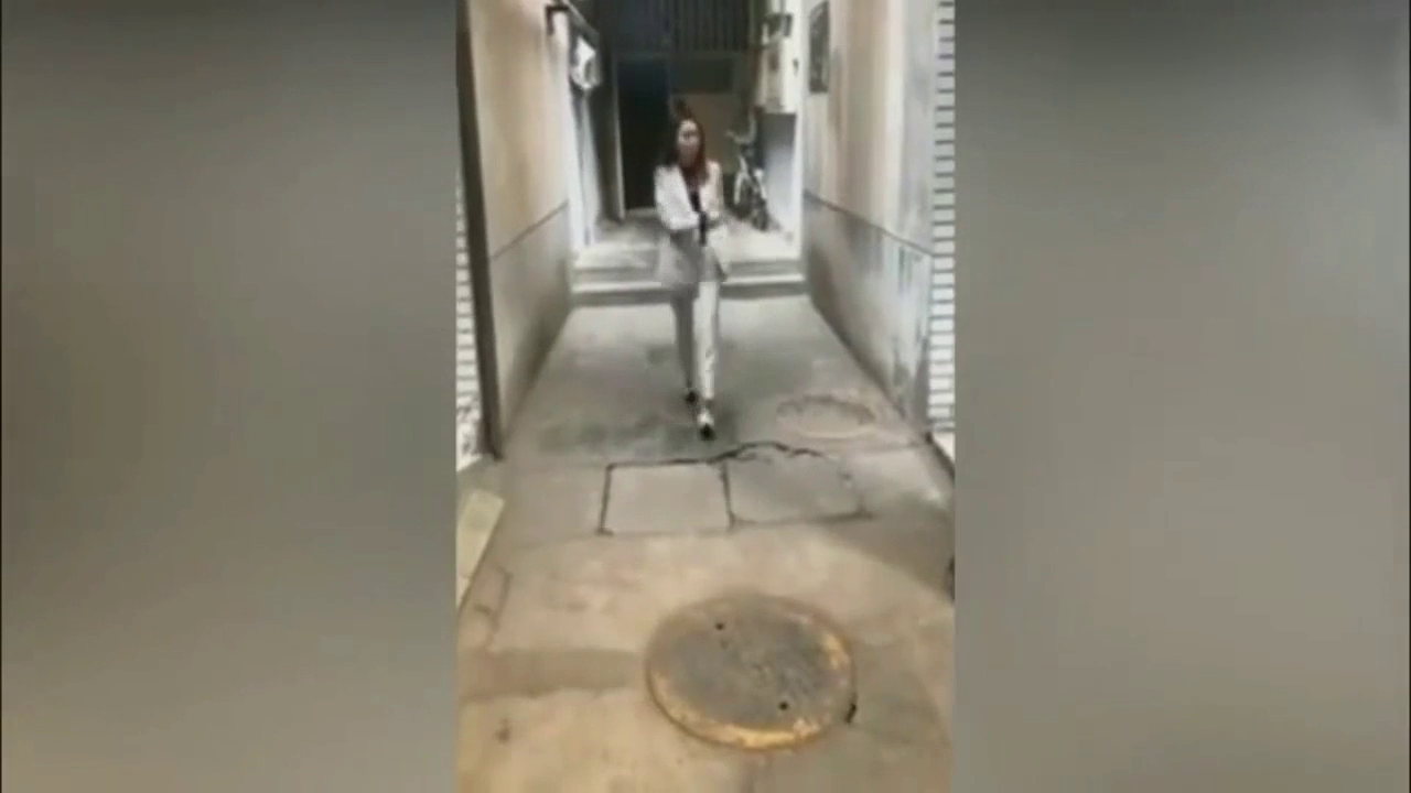 调皮的嫂子, 硬是把电动车开出跑车的感觉