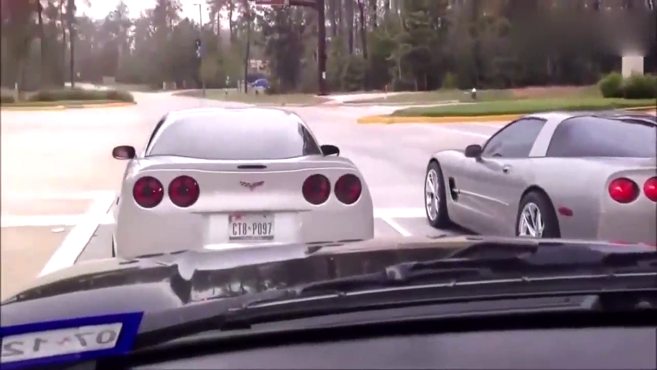 2辆五菱宏光跑车，准备绿灯时一决高下，结果都悲剧了