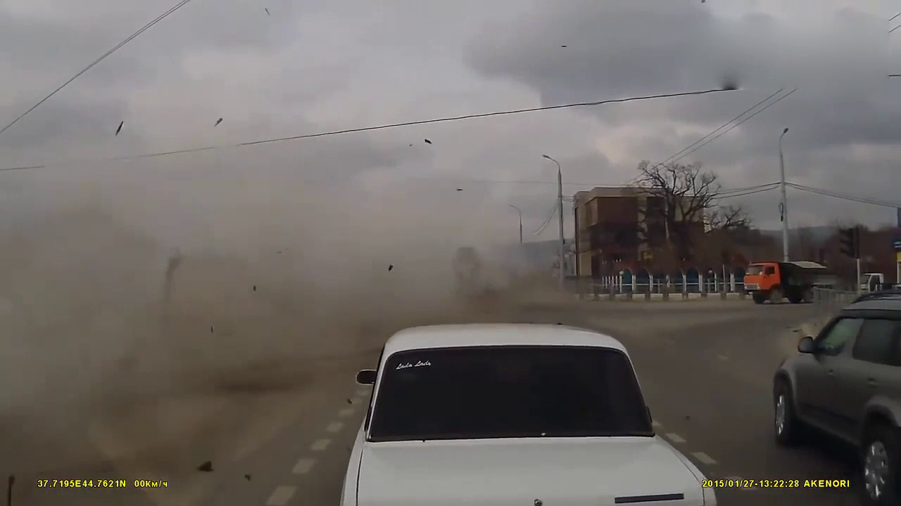 监控实拍：集装箱卡车刹车失灵，一群人差点被送上西天