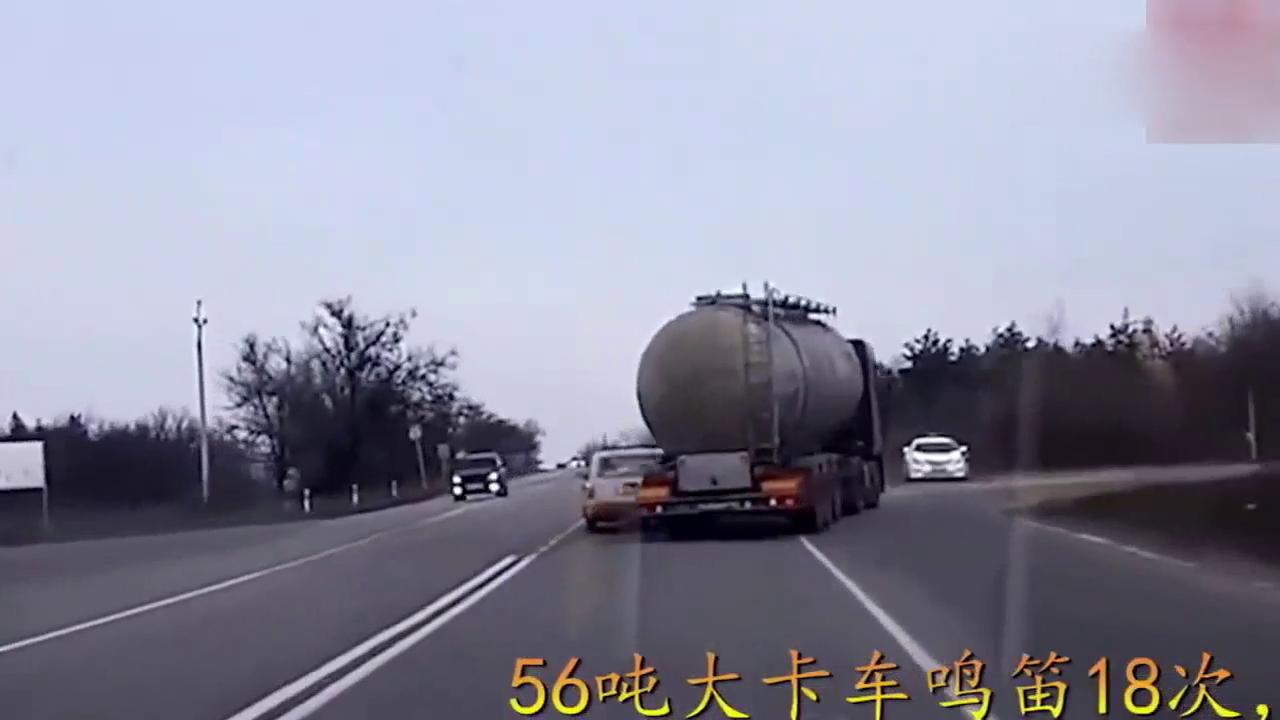 56吨大卡车鸣笛十几次，他装傻充愣高速上倒车，3秒后后悔已晚