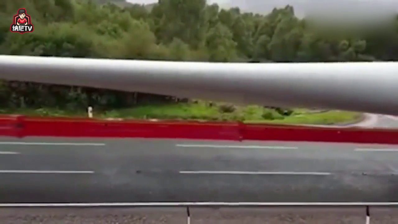 30米长的大卡车转急弯，没想到还有这种操作，司机太牛了