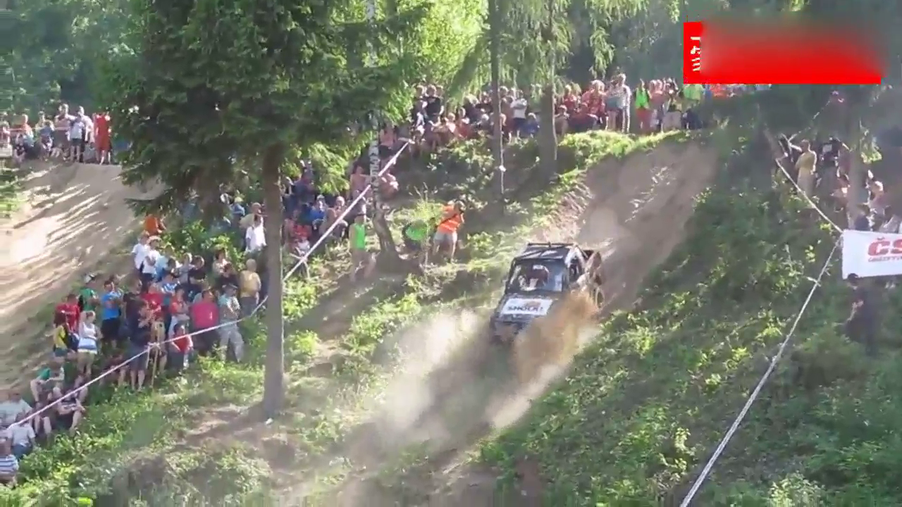 好多重型卡车，爬坡比赛，最后谁能赢？