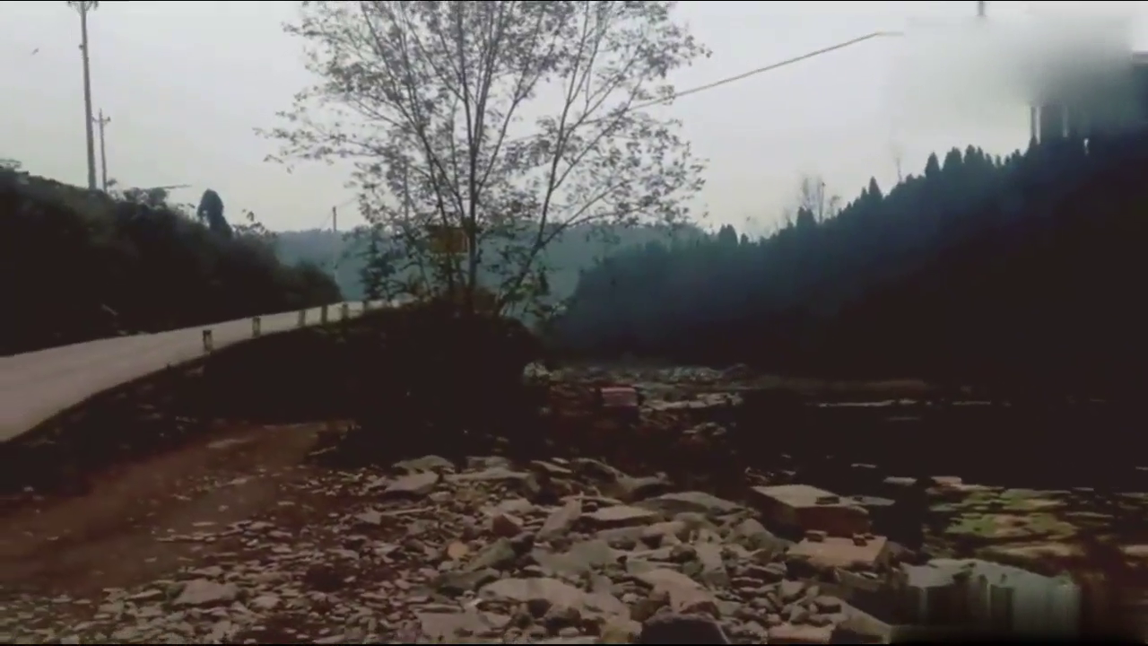 大卡车拉了几吨重的石头行驶在这么崎岖陡峭的山路技术太牛了