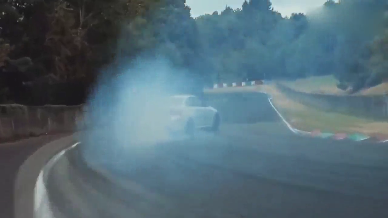 公路狂飙，宝马跑车漂移过弯不要太霸气了！