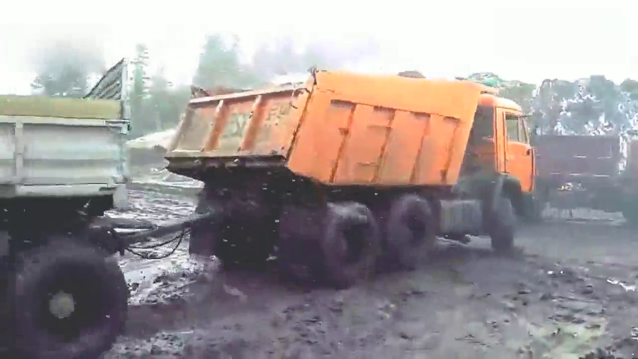 大卡车冬天不好过啊雪地打滑寸步难行