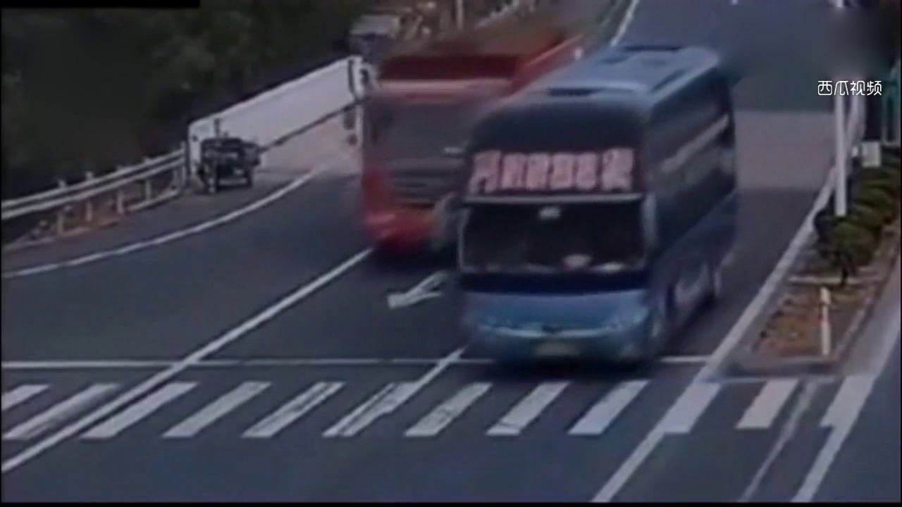 大卡车后面的小车瞬间变成了这个样子，你能看懂什么原因么？