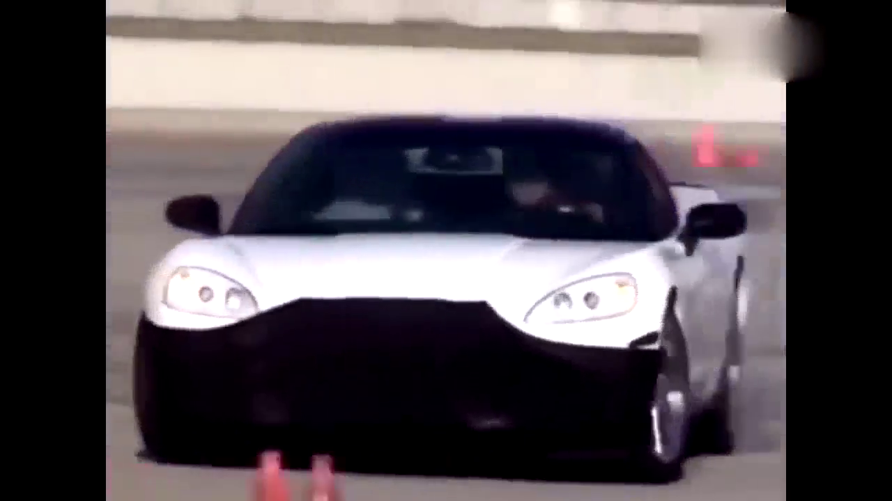 实拍：小伙开跑车转弯时踩油过猛，结局自己欣赏