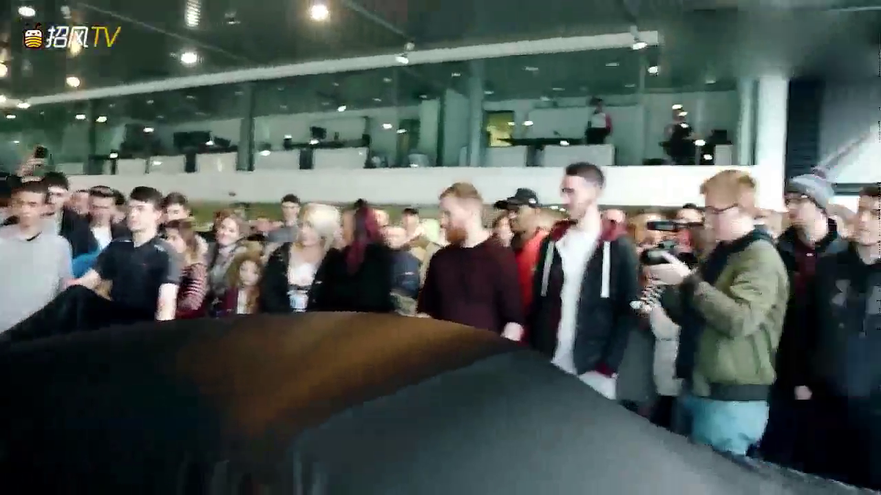 土豪4S店提保时捷跑车，上百人围观！