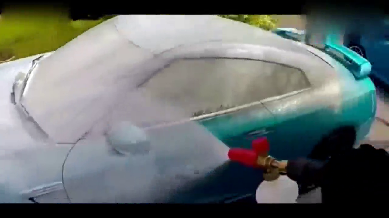 国外土豪清洗一辆跑车，网友：这样的生活简直就是享受，真是爽