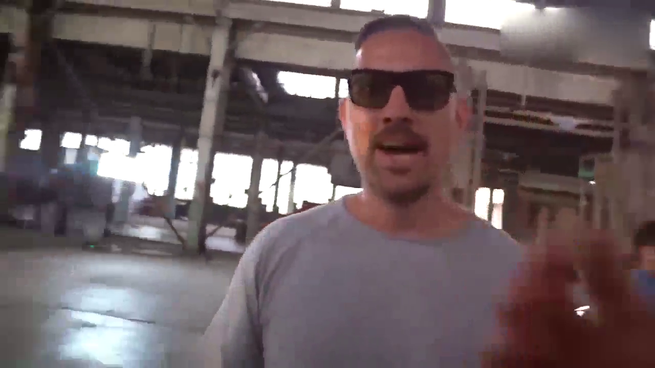 土豪开兰博基尼玩漂移，绕着跑车耍酷，帅不过3秒尴尬了