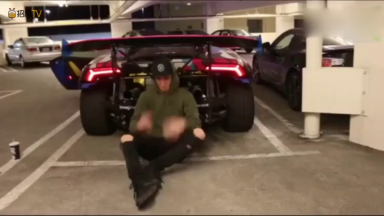 土豪开宝马参观全球最快跑车，女孩拉开遮车布后，才知道啥叫霸气