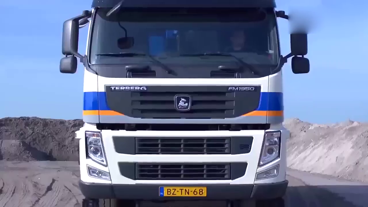 实拍：国外运送沙土的卡车是怎样卸车的