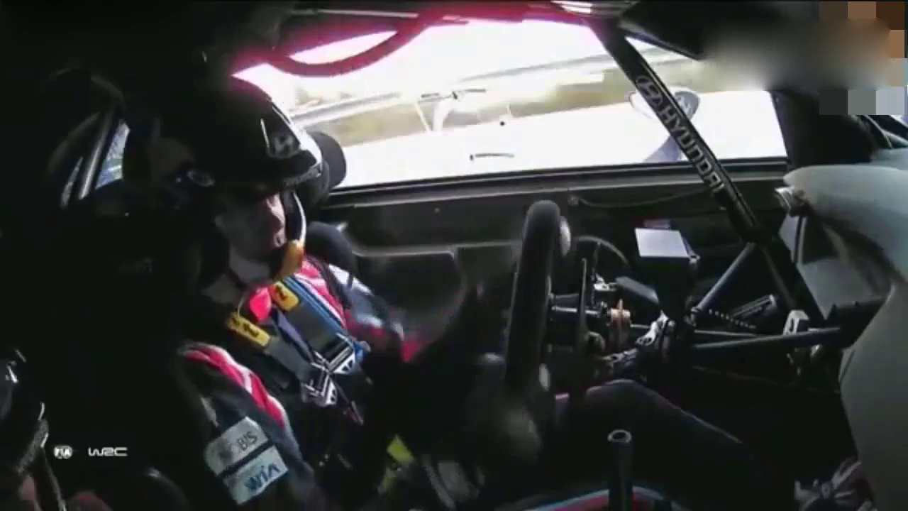 WRC汽车拉力赛最疯狂的场面, 刹车是不可能刹车的。