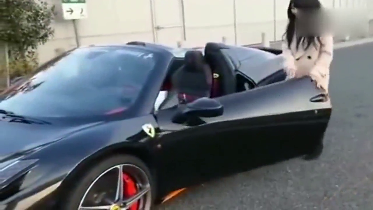 美女坐法拉利跑车，按下按钮的瞬间，她不停的尖叫！
