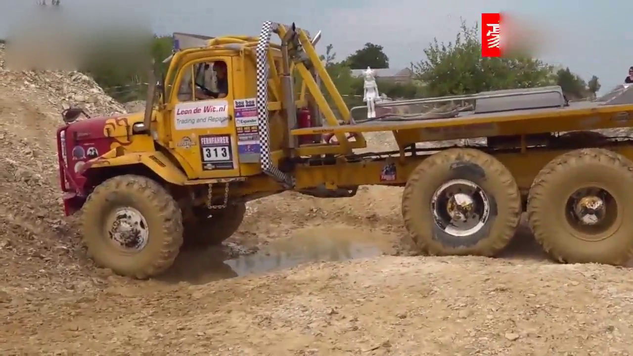 实拍：6x6越野卡车进行恶劣地形环境下性能测试