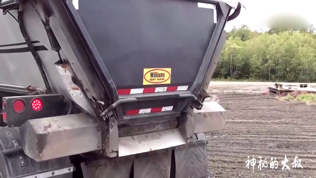 满载煤炭的大卡车是怎样卸车，和中国的百吨王差远了！