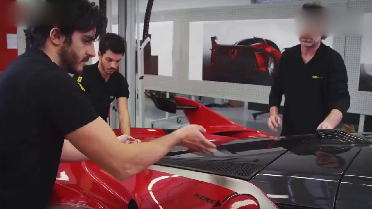 F1世界冠军打方向盘有多么快，这辆法拉利跑车告诉你！